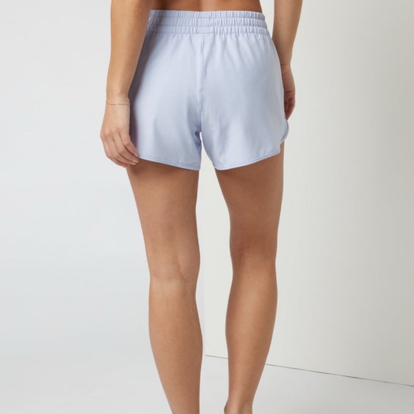 Vuori Women’s Clementine Short 2.0 4” Inseam in Periwinkle, Size Large - Picture 3 of 14